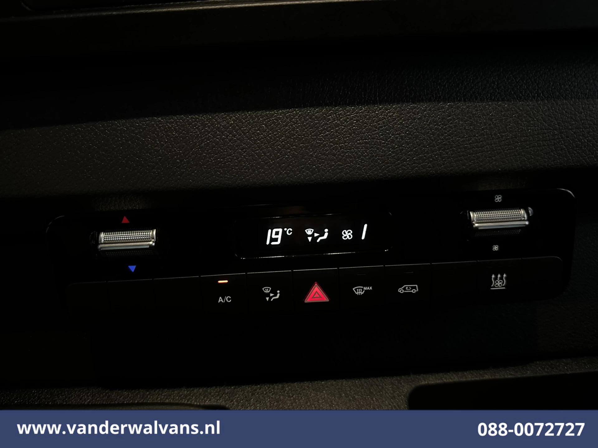 Mercedes-Benz Sprinter 2023 - 315 CDI 150pk L2H2 Euro6 Airco | Camera | Apple Carplay | Cruisecontrol | Chauffeursstoel | Leder immagine 7