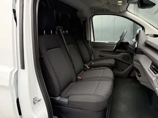 Volkswagen Transporter 2024 - 2.0 TDI 150 PK STYLE / AUTOMAAT / L1H1 / BPM VRIJ! / ACHTERKLEP / ECC / CRUISE / LANE ASSIST / CAMERA / 3-ZITS imagem 6
