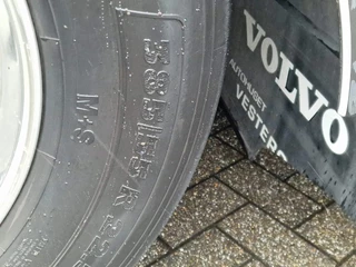 Volvo FH 2013 - 13.460 Globetrotter XL 6x2 - Box with side doors - Loadlift + Kelberg trailer 2012 with loadlift afbeelding 43