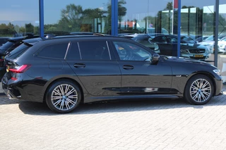 BMW 3 Series 2022 - Touring 330e High Executive M-SPORT PANORAMADAK MEMORY KEY-LESS CAMERA CARPLAY obrazek 4