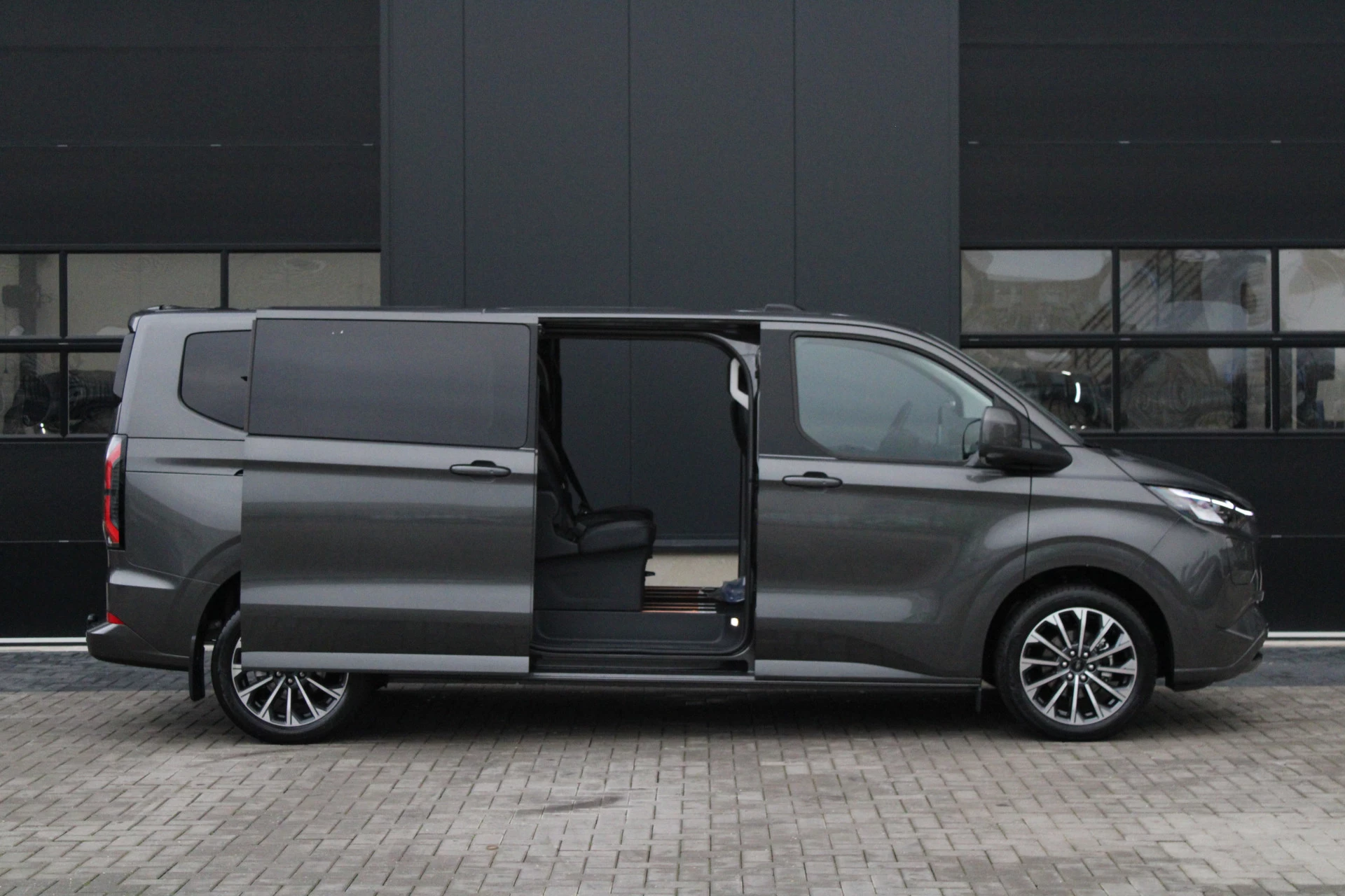 Ford Tourneo Custom 2025 - 340 2.5 PHEV L2H1 Titanium X 232pk | 2x Schuifdeur | ACC | 360 camera | Leder | Navi | Verwarmd stuurwiel | 19" LM velgen | Rijklaar image 5