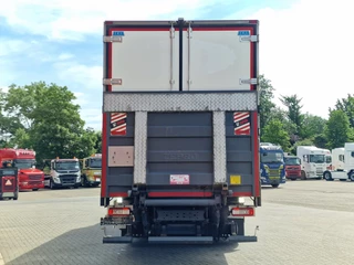Volvo FM 2018 - 370 Globetrotter 6x2*4 - Box with sidedoors - Loadlift - Full air - Euro 6 obrazek 8