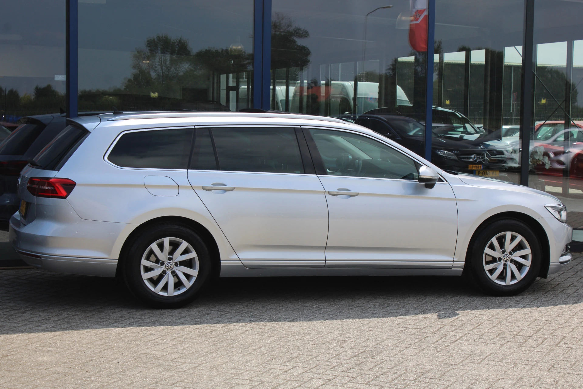 Volkswagen Passat 2018 - Variant 1.4 TSI Comfortline Business PANORAMADAK LEDER TREKHAAK CAMERA afbeelding 5