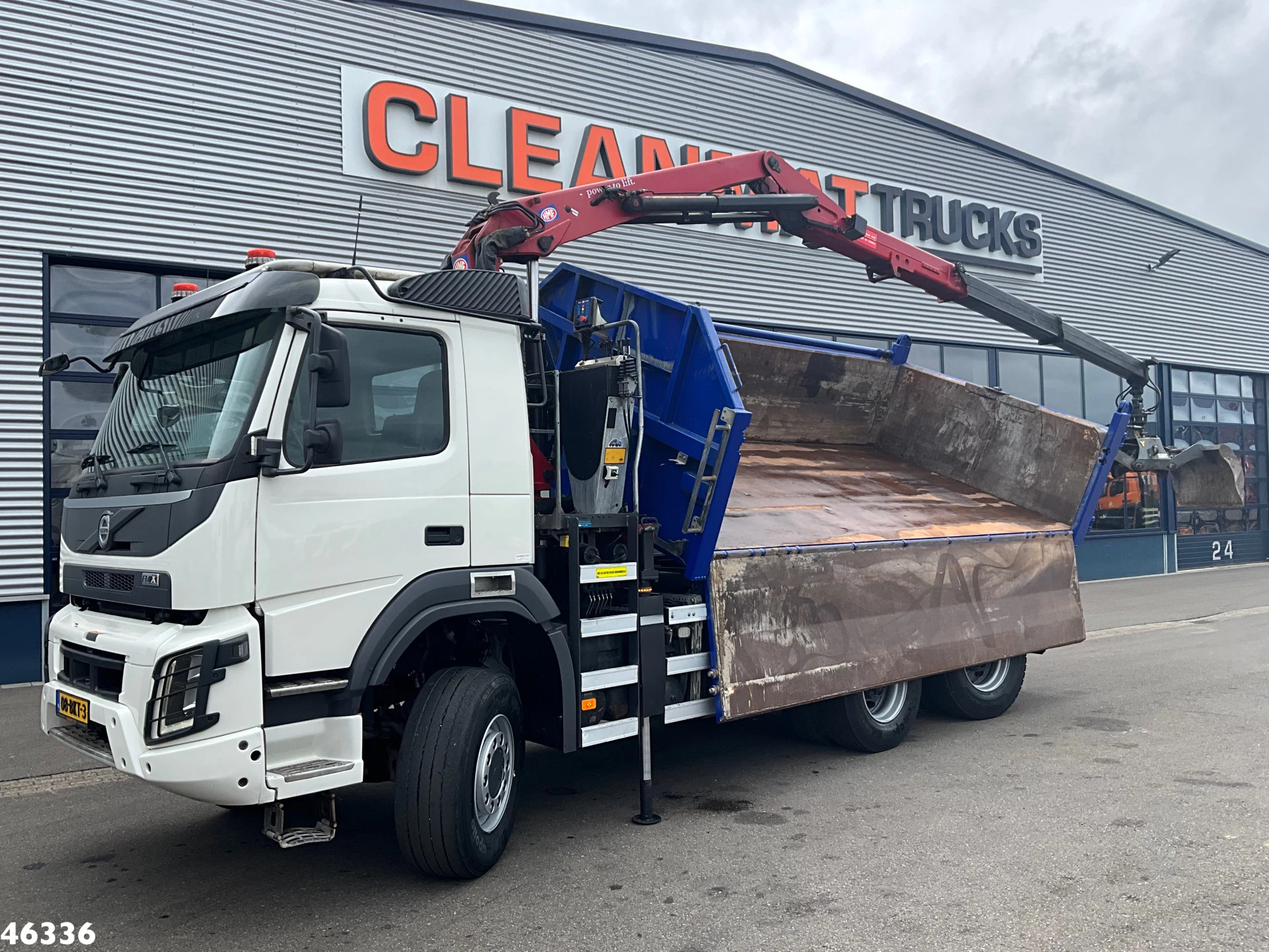 Volvo FMX 460 6x6 Euro 6 HMF 16 Tonmeter Z-kraan 2018 image 2