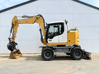 Liebherr 2018 - A910 - Blade / Auto Greasing / Quick Coupler te koop