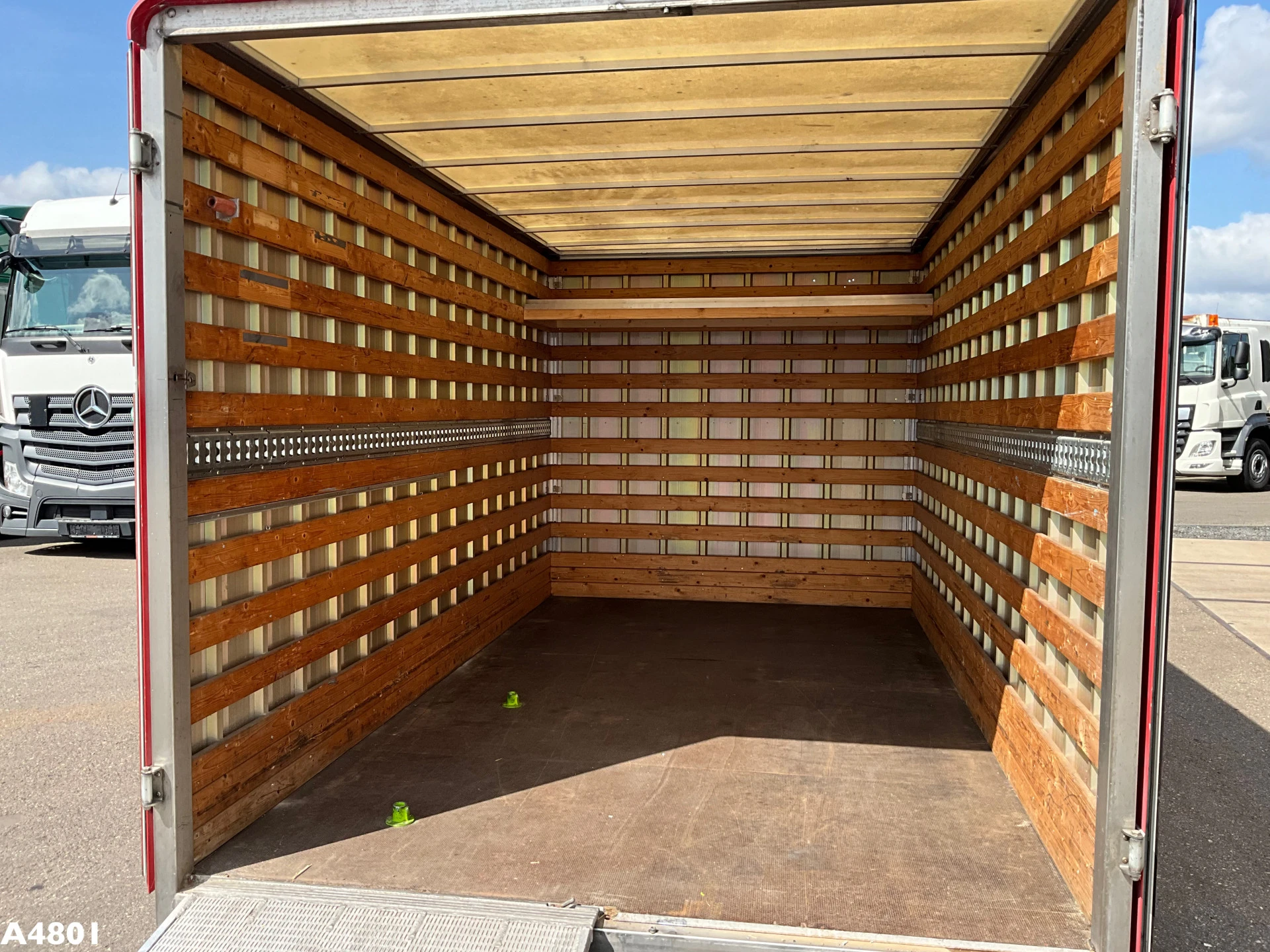 Gesloten 18m³ container met oprijrampen ex-brandweer! afbeelding 6