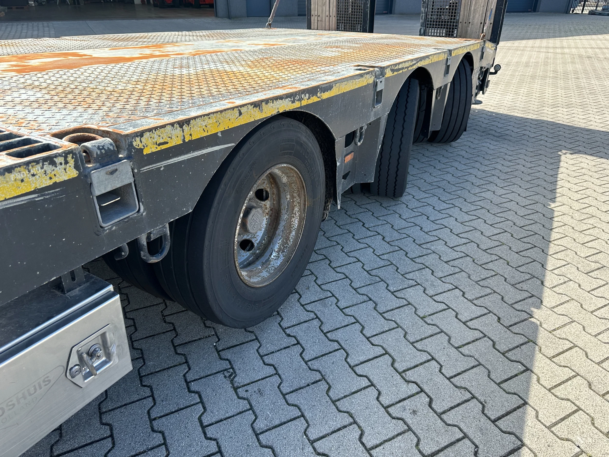 Broshuis 2017 - 3ABSD Lowloader 3-axle / GVW: 59.000kg / Neck: 23.000kg / hydraulic steering + ramps + loading table / 4.60m extendable / winch / liftaxle afbeelding 54