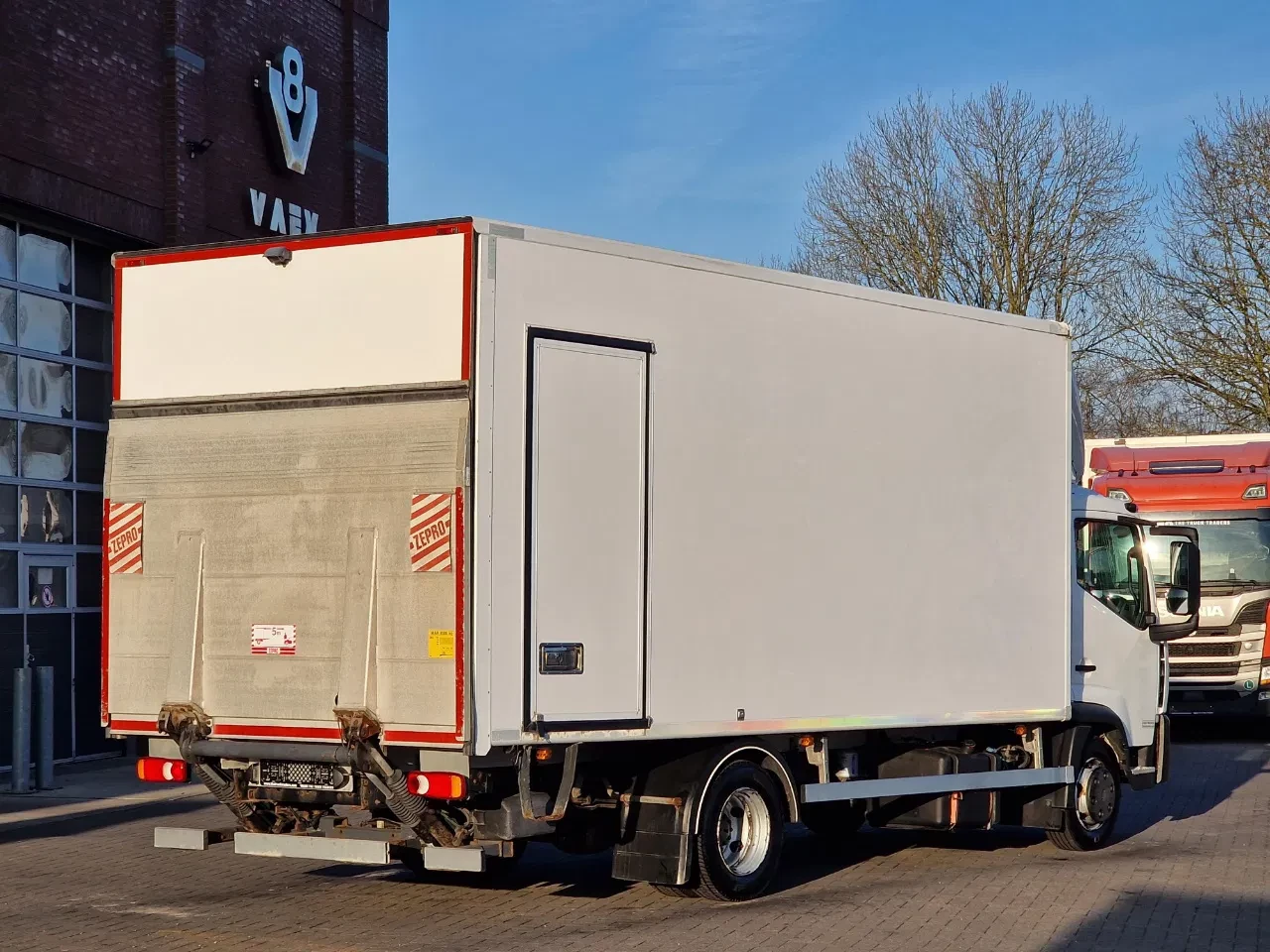 Renault D 2017 - 4x2 Box - Loadlift - Low KM - Euro 6 - 130 KW - 7.500 KG - Airco image 8