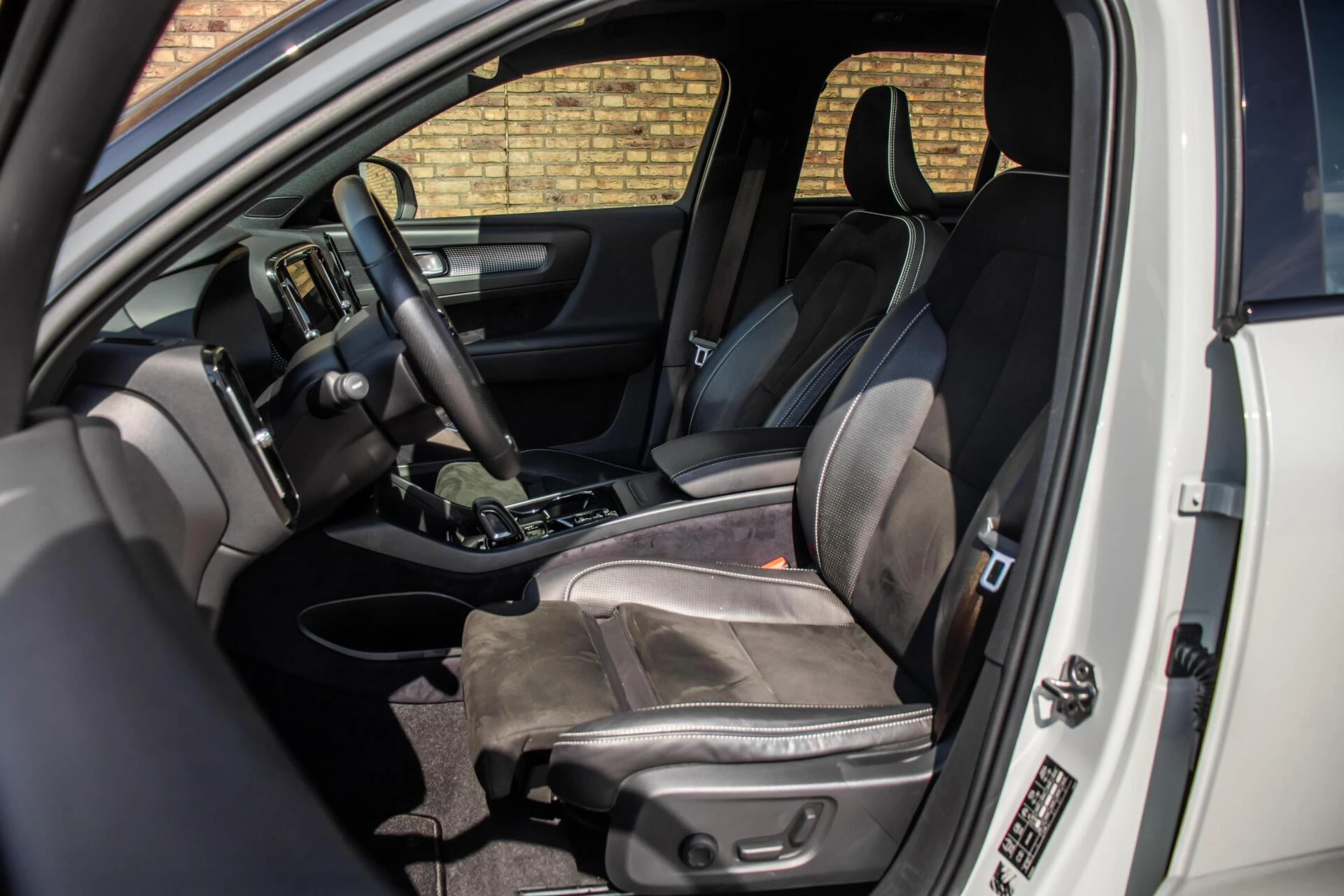 Volvo XC40 2019 - 2.0 T4 R-Design, Orig. NL, Pano, Leder, Keyless afbeelding 10