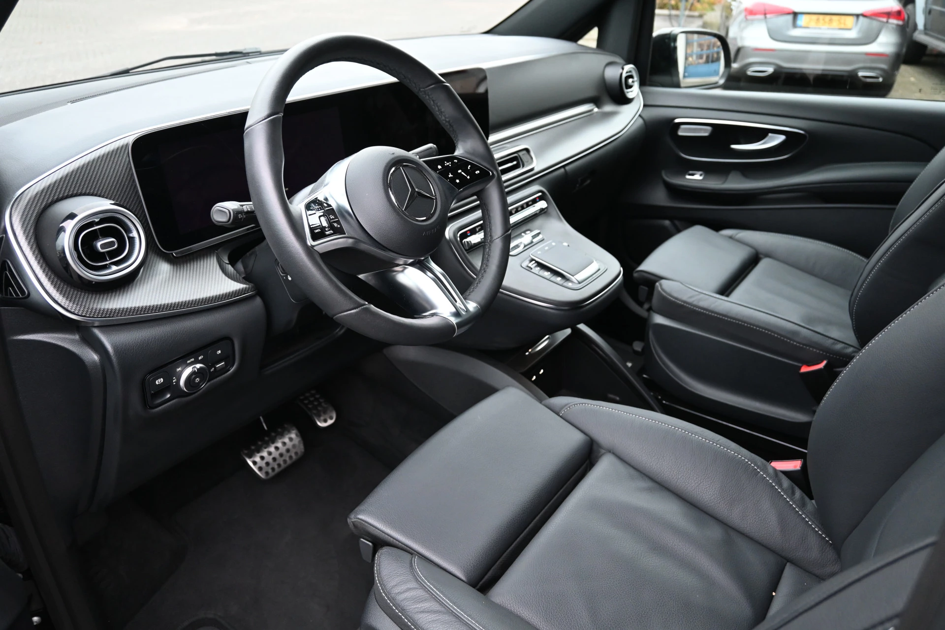 Mercedes-Benz V-Class 2024 - 300d 4-Matic AMG DC L3 XL image 5