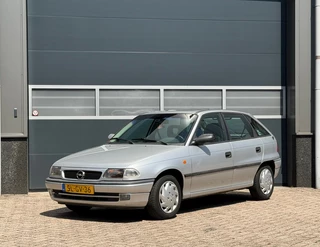 Opel Astra 1998 - 1.6i Edition bj.1998 Invalide aanp|Apk 6-2027. afbeelding 1