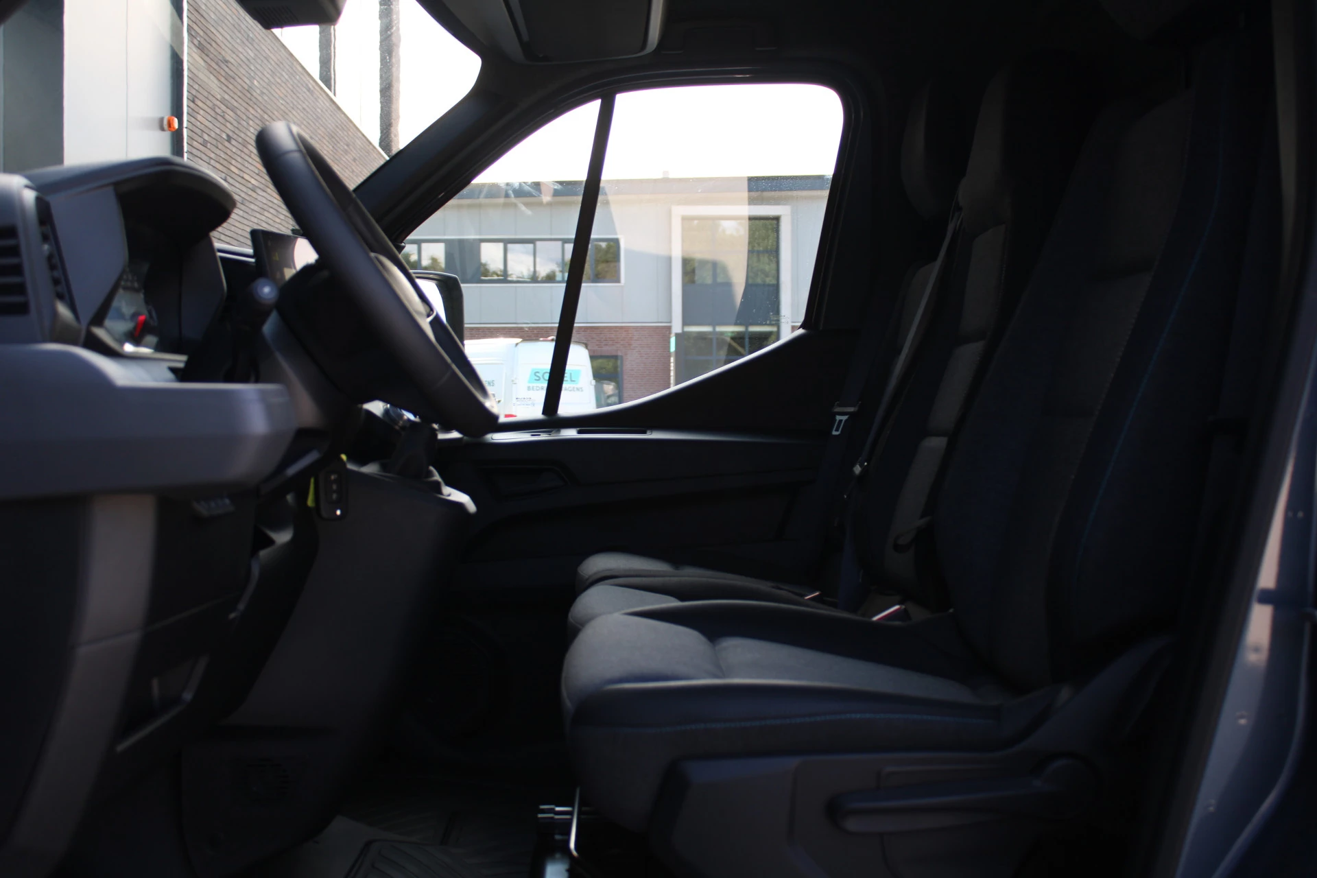 Renault Master 2024 - T35 2.0 dCi 170pk L2H2 Extra - 2x Schuifdeur - Navigatie - Blind Spot - Camera - Stoelverwarming - Verwarmde voorruit - Rijklaar obrázek 8