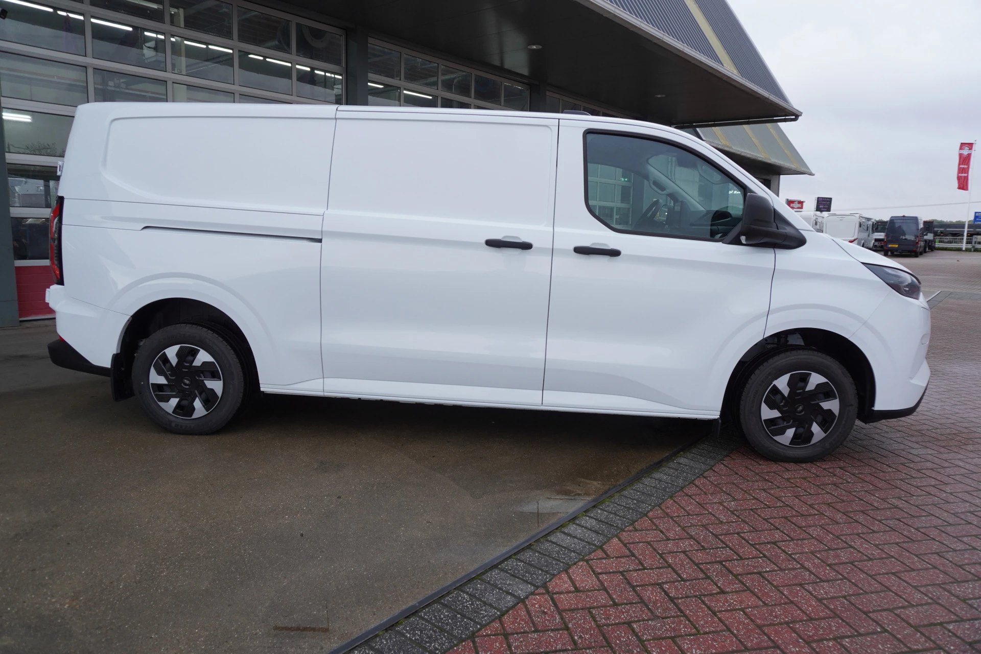 Ford E-Transit 2025 - Cust. 340 L2H1 136PK Trend 65 kWh Elektrisch obrázek 3