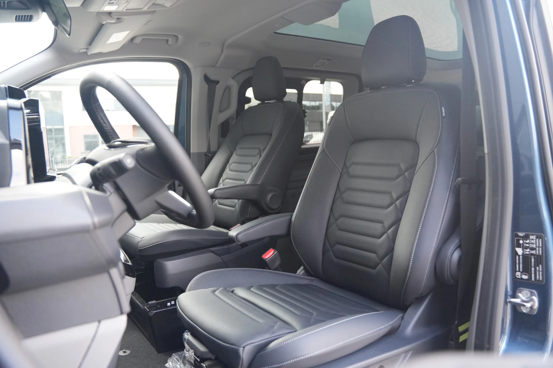 Ford Tourneo Custom 2026 - 340 2.5 PHEV L2H1 Titanium X 232pk | ACC | Pano | B&O | Elek. schuifdeuren | 360 camera | Elek-Trekhaak | Prijs excl. BTW | Rijklaar obrázek 18