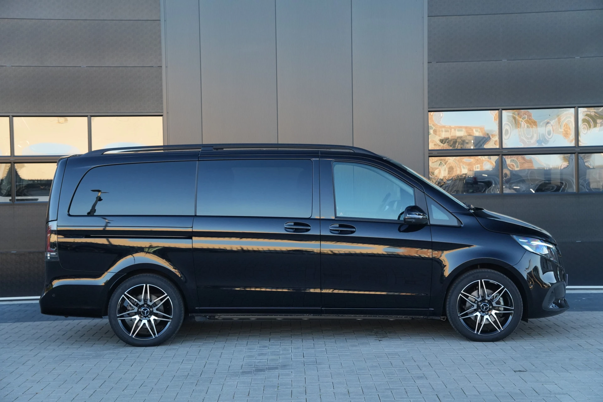 Mercedes-Benz EQV 2024 - 300 L2 90kWh 204pk - 2x Schuif - Stoel/Stuurverwarming - Stoelkoeling - Elek Schuifdeuren - Blindspot - Multibeam LED - Rijklaar Bild 4