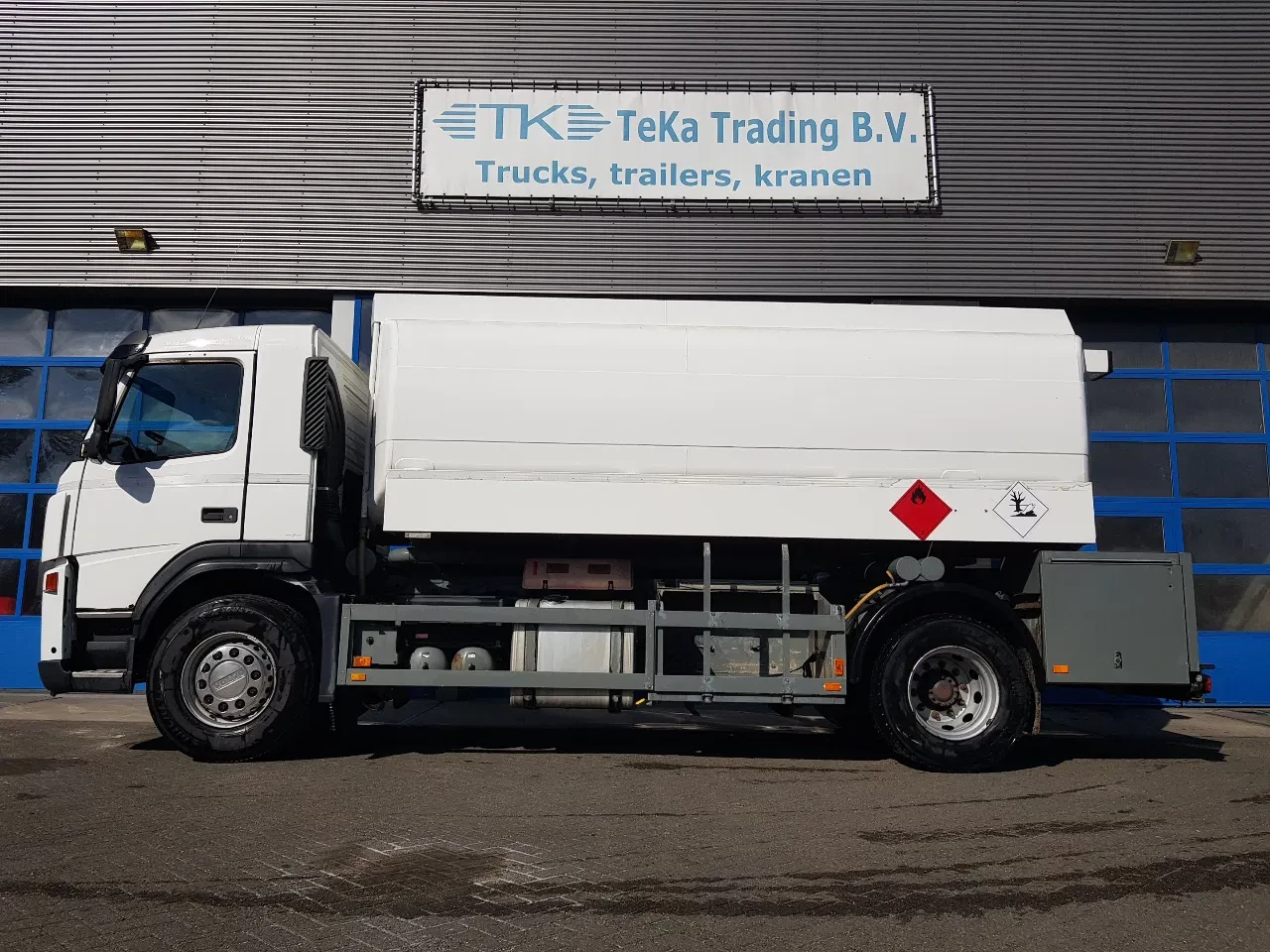 Volvo FM 9.340 2006 - Petrol, Diesel 17000 Ltr. 3 Compartementen image 3