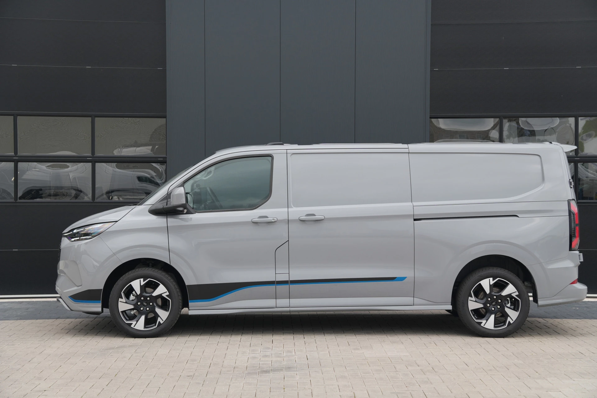 Ford E-Transit Custom 2026 - 340 L2H1 Sport 71 kWh 218pk - 2x Schuif - AGR Stoel - ACC - B&O - Navi - Stoel/Stuurverwarming - 360 Camera - Blindspot - Wegklapbare Trekhaak - Rijklaar Bild 10