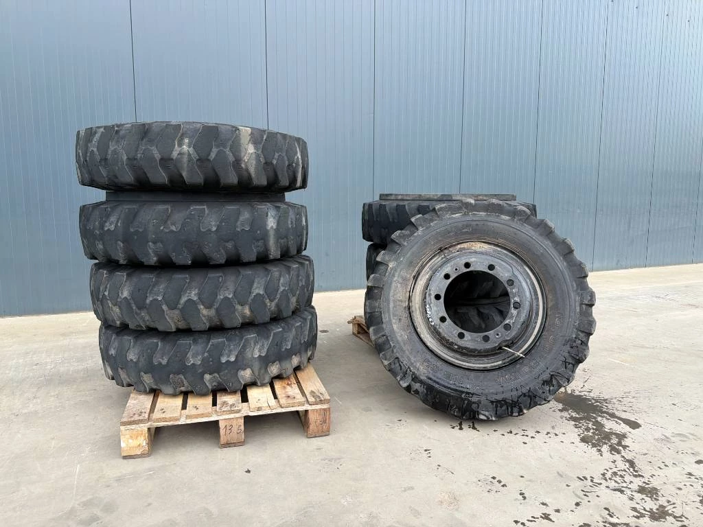 Mitas - 1000 x 20 Set / 10.00 x 20: 4x2 Tyres / 1000-20 afbeelding 1