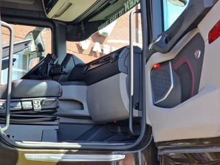 Scania S 2023 - 590S V8 NGS 6x4 - HIAB Multilift 24T + Box with Palfinger crane - Like new - Retarder - Full air - Leather obrazek 29
