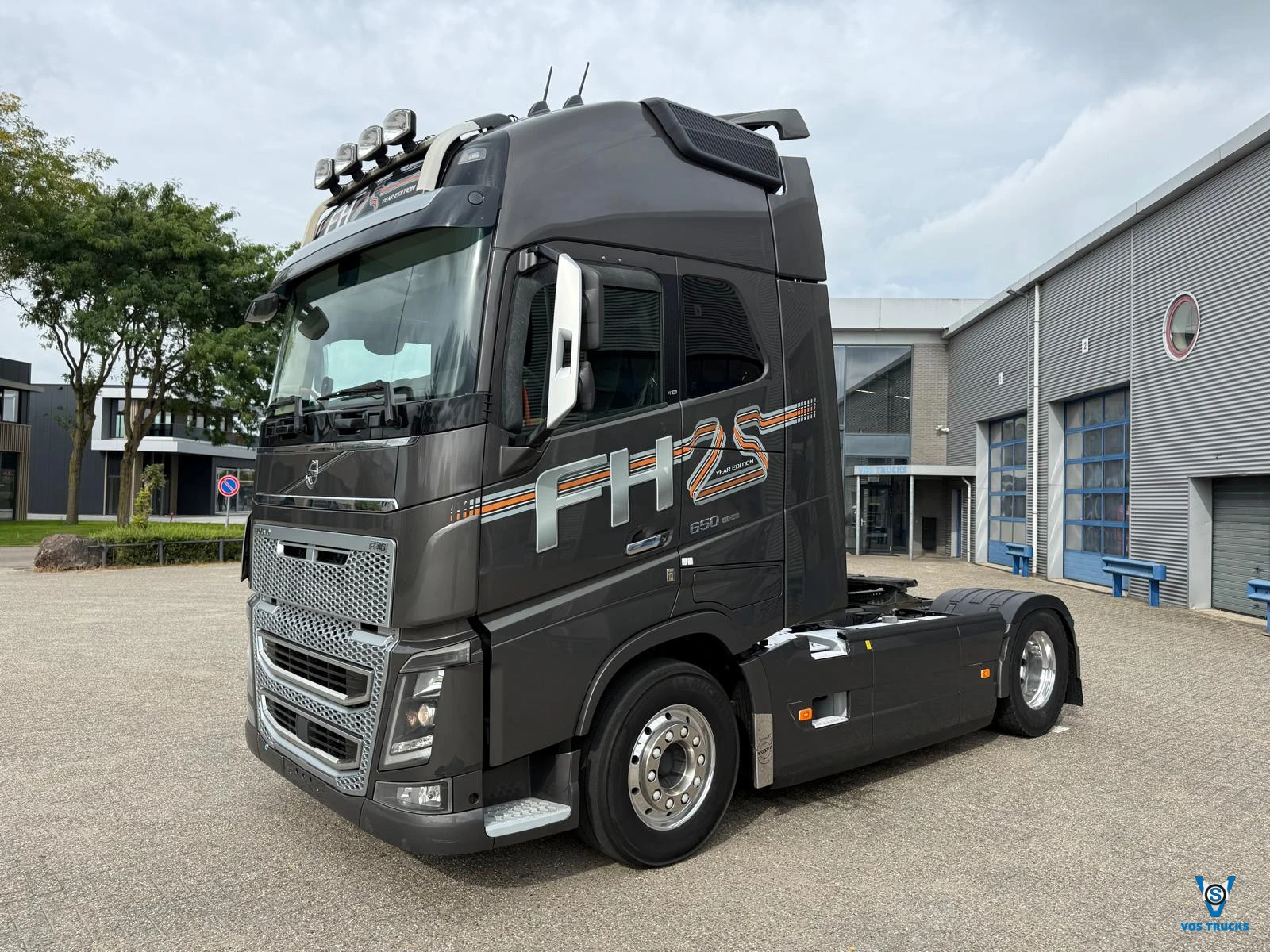 Volvo FH 2018 - 16.650 / XL / VEB+ / I-PARKCOOL / DOUBLE TANK / 25YEARS EDITION / FRIDGE / LEAHER / ALCOA / AUTOMATIC / EURO-6C / 2018 afbeelding 1