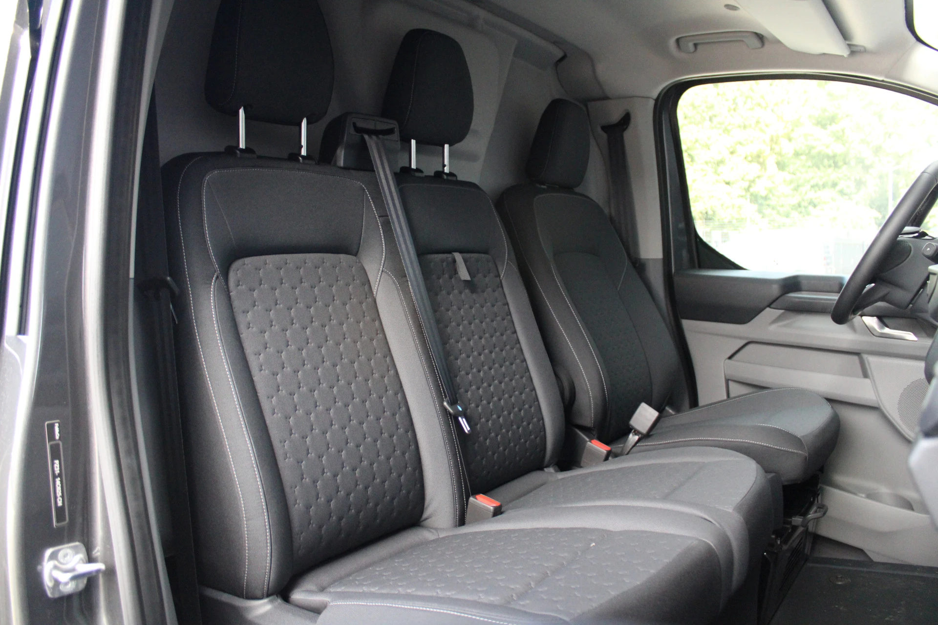 Ford Transit Custom 2025 - 320 2.0 TDCI L2H1 Limited 170pk - Adaptive Cruise - Stuurwiel verwarmd - Draadloos laden - Blind spot - Navigatie - Camera - Rijklaar zdjęcie 40