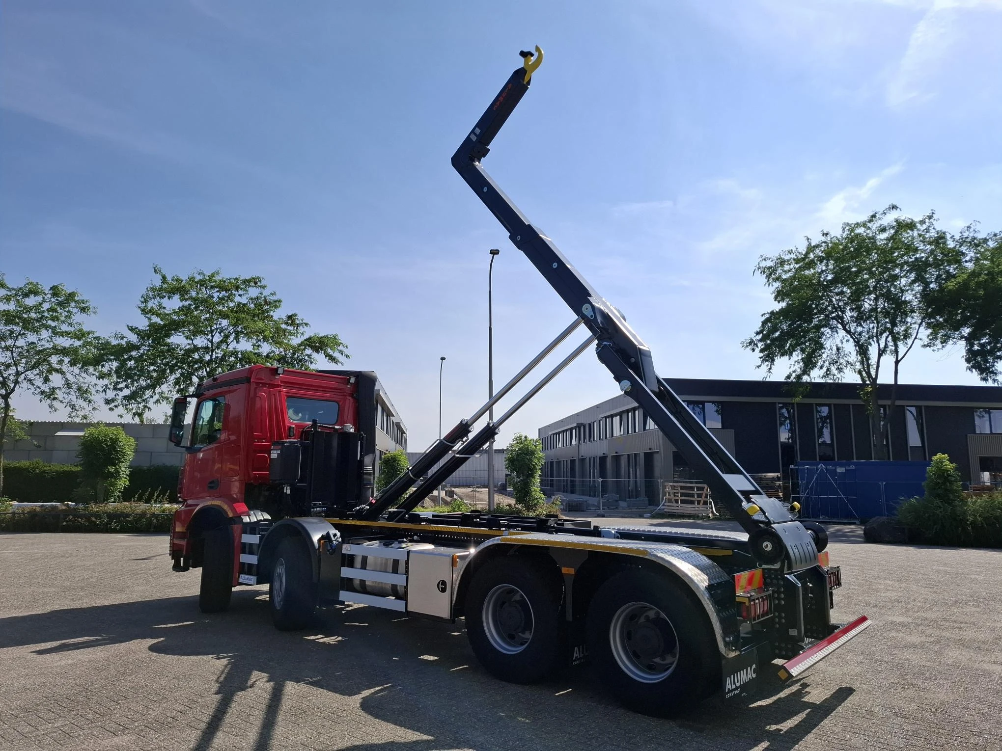Mercedes-Benz Arocs 3242 2024 - / 8X4 / HIAB 25TON HOOKLIFT / !! 35539 KM!! / TOP CONDITION / BIG AXLE / FRIDGE / SMART TACHO / AUTOMATIC / EURO-6 / 2024 immagine 3