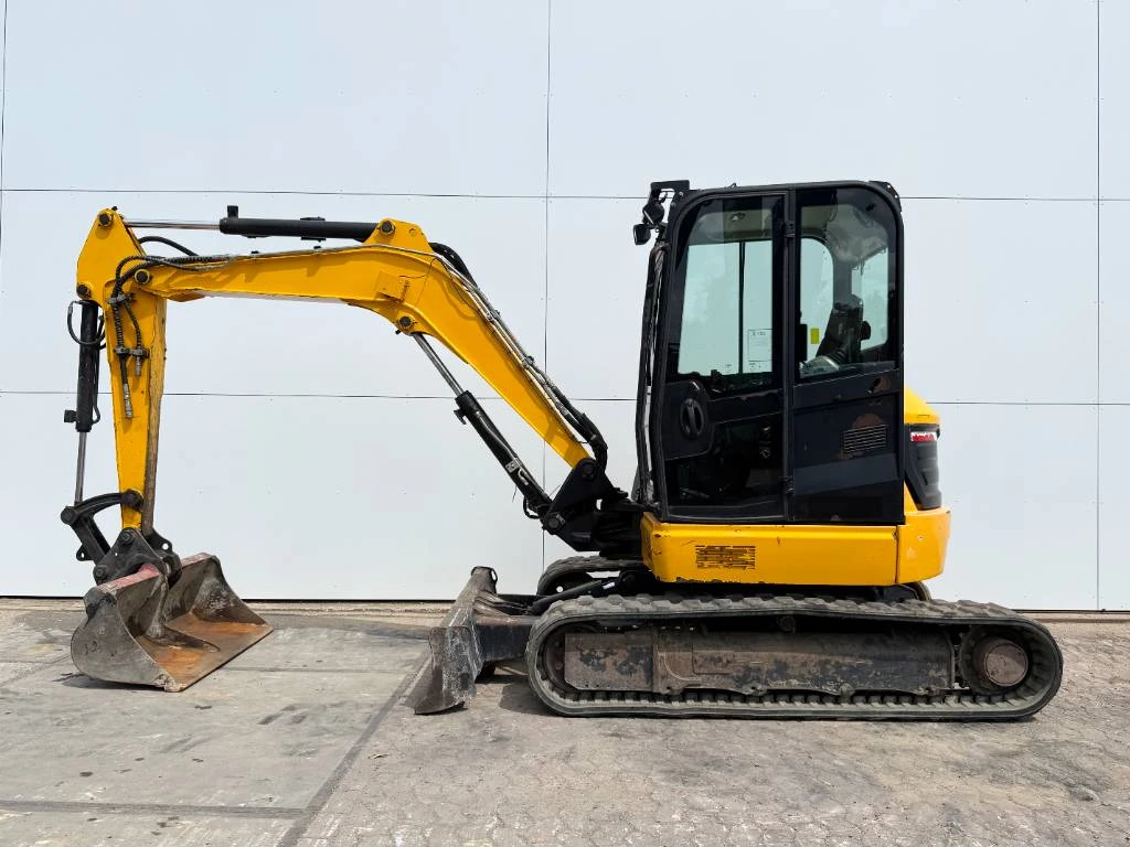 JCB 2018 - 48Z-1 - Hammer Lines / Quick Coupler image 1