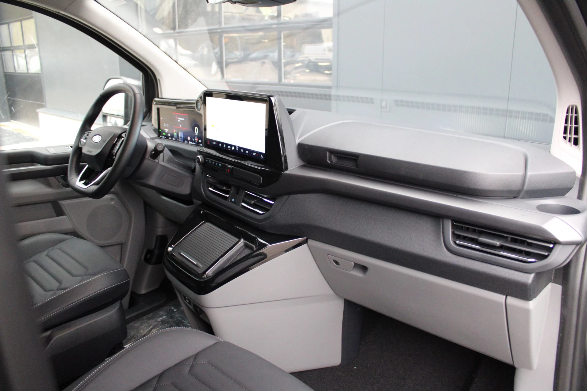 Ford Tourneo Custom 2025 - 340 2.5 PHEV L2H1 Titanium X 232pk | 2x Schuifdeur | ACC | 360 camera | Leder | Navi | Verwarmd stuurwiel | 19" LM velgen | Rijklaar image 40