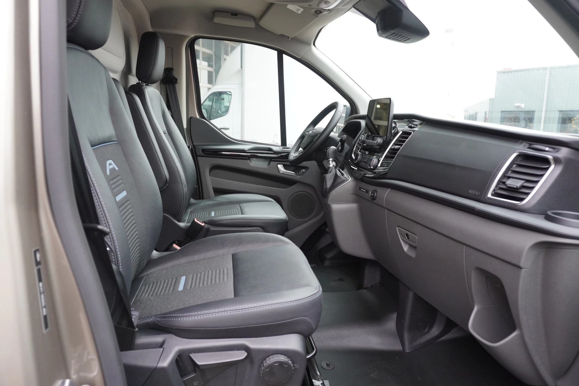 Ford Transit Custom 2023 - 300S 2.0 TDCI 130PK L1H1 Limited Active edition obrázek 14