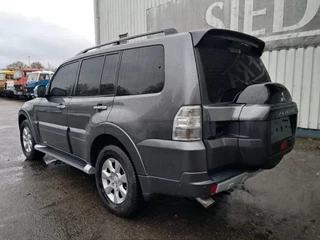 Mitsubishi Pajero 2015 - GLS 3.5 - V6 , 4x4 , 7 Pers., Full Option image 5
