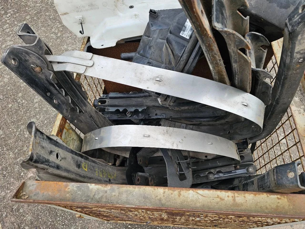 MAN Box with truck parts obrázek 6