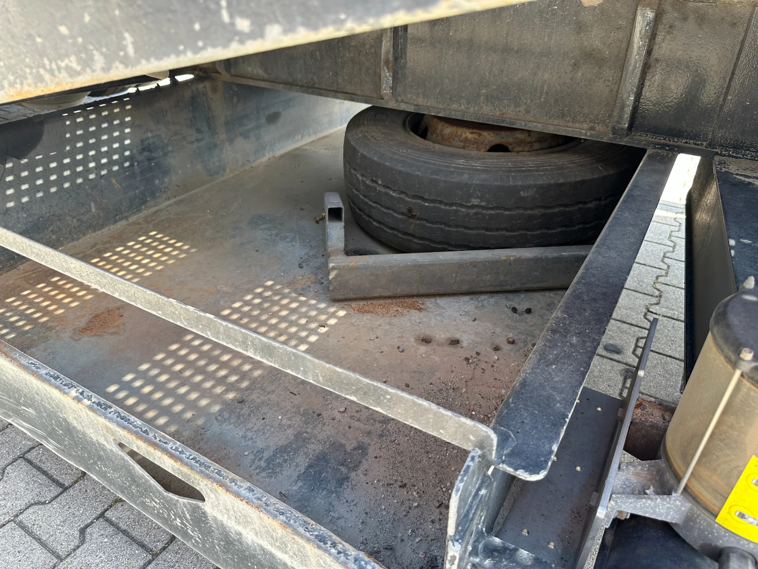 Broshuis 2017 - 3ABSD Lowloader 3-axle / GVW: 59.000kg / Neck: 23.000kg / hydraulic steering + ramps + loading table / 4.60m extendable / winch / liftaxle afbeelding 43