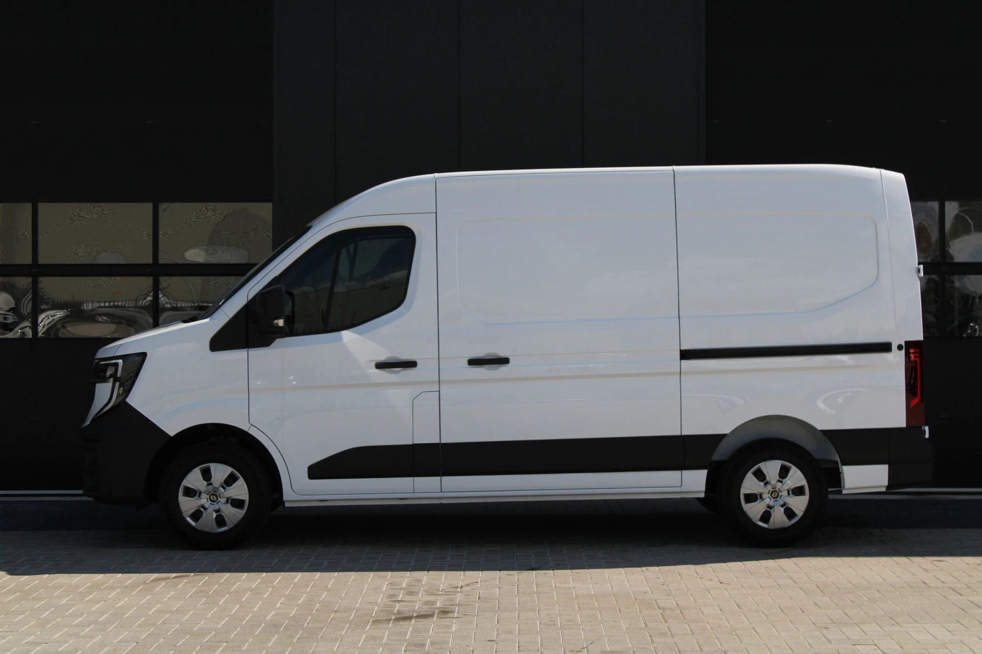 Renault Master 2024 - T35 2.0 dCi 170pk L2H2 Extra - 2x Schuifdeur - Navigatie - Blind Spot - Camera - Stoelverwarming - Verwarmde voorruit - Rijklaar afbeelding 38