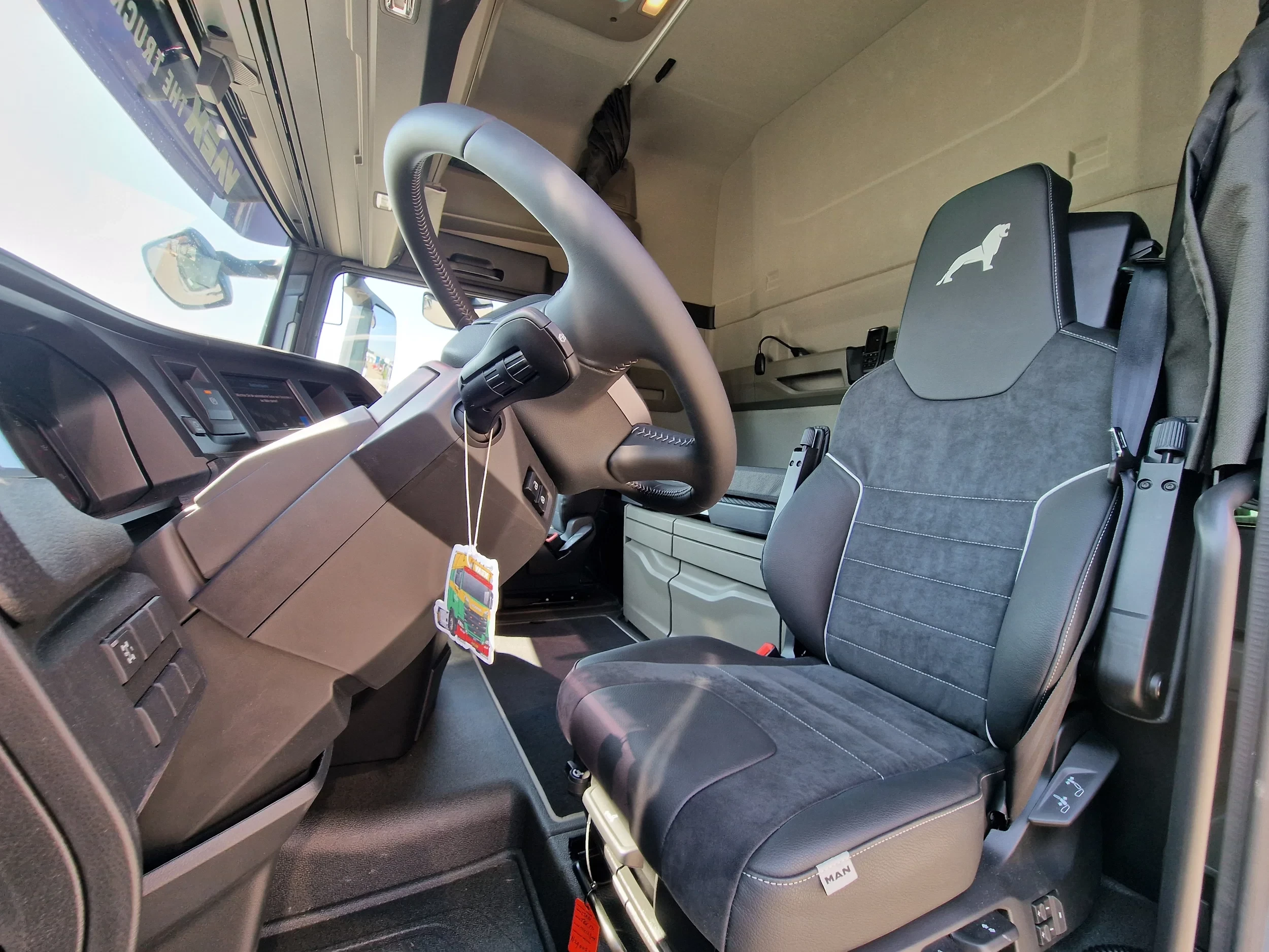MAN TGX 2026 - 18.520 GX - D30 - Retarder - Full air - Night clima - Navi - 2x tank imagem 10