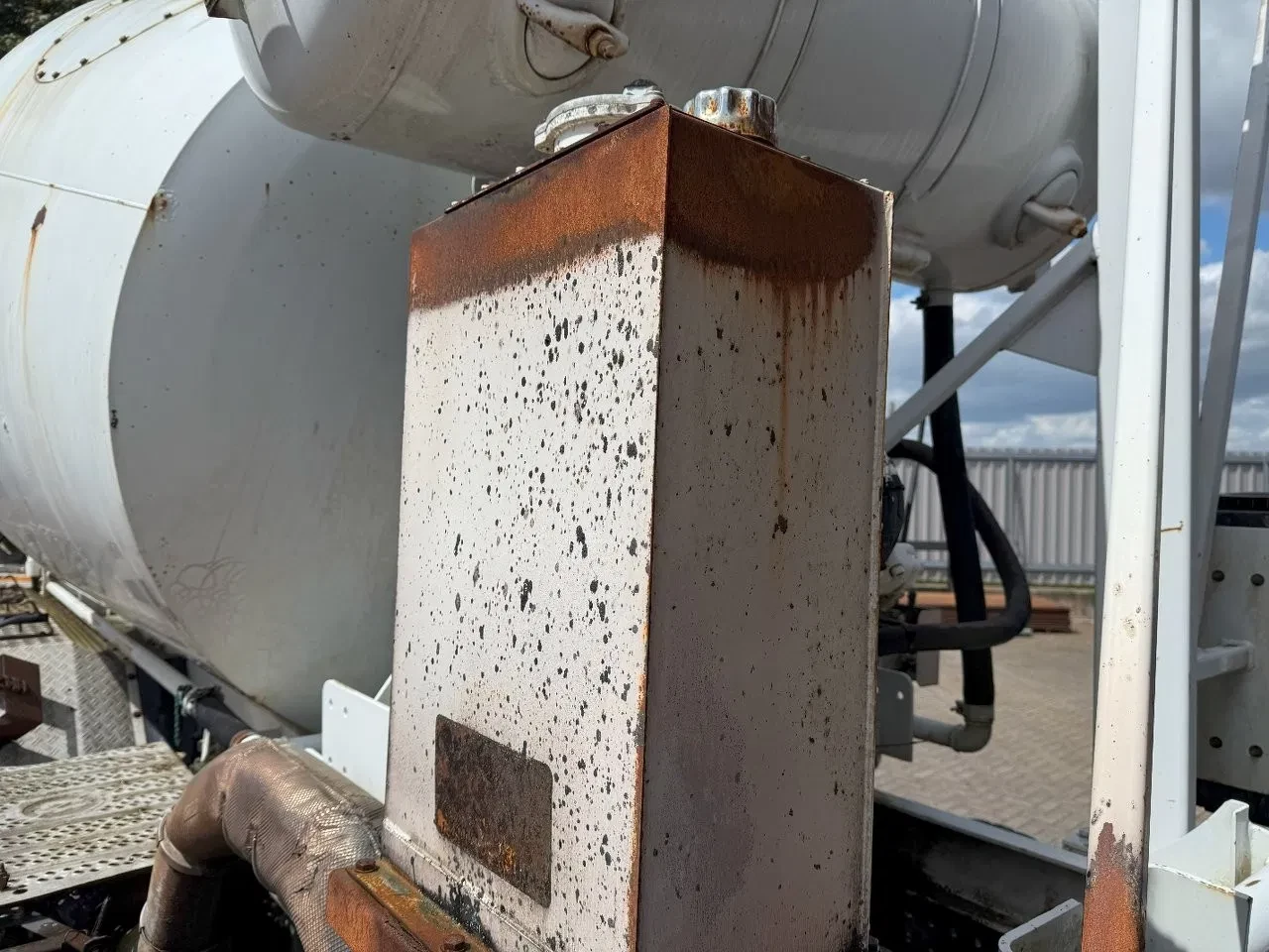 Liebherr 804 FSL 2015 - 804 FSL / 8m³ / WATERTANK 500 LITER / POMP NOT INCLUDED / ! EMPTY ! / 2015 zdjęcie 15