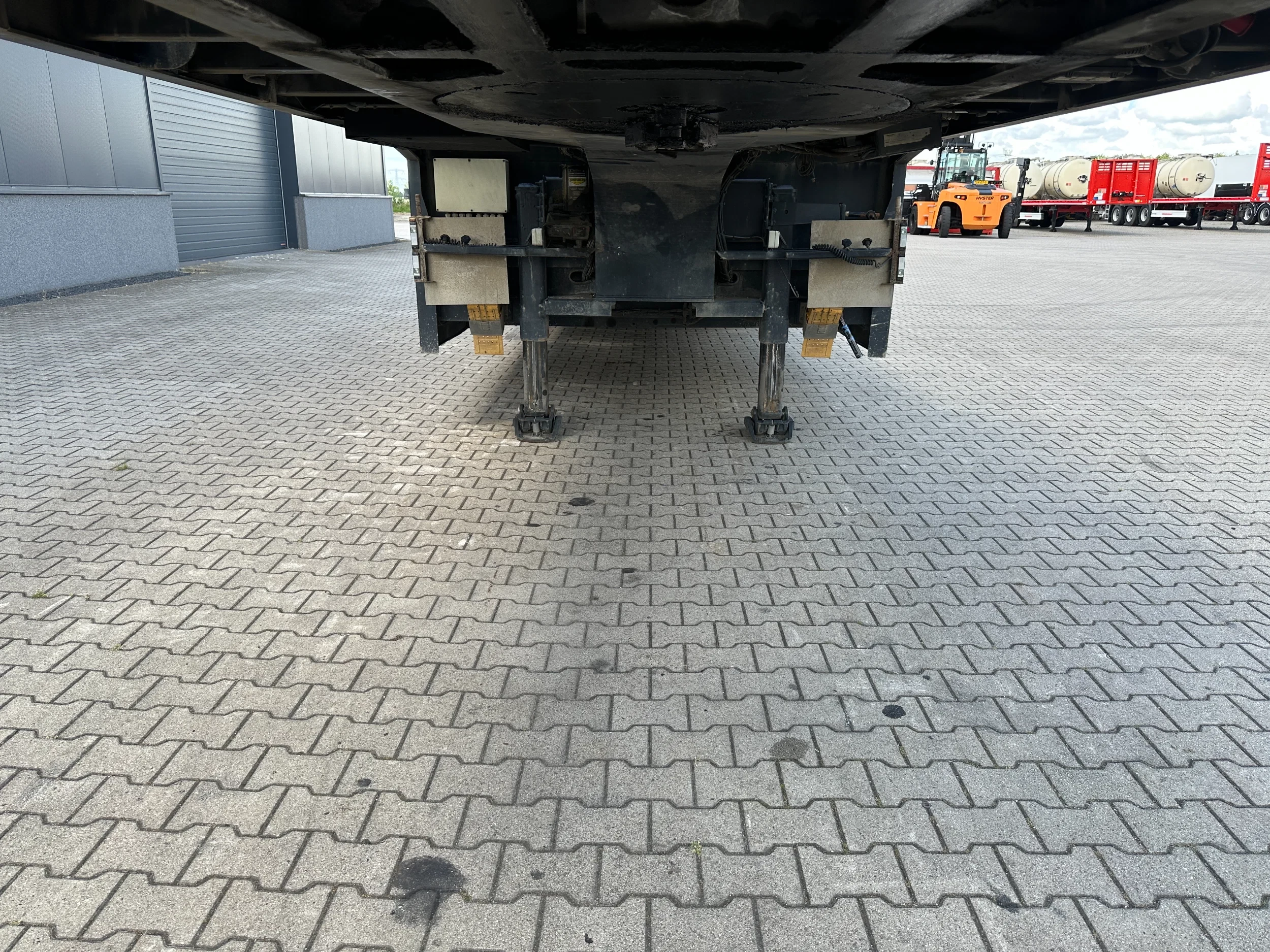 Broshuis 2015 - 3ABSD Lowloader 3-axle / GVW: 53.000kg / Neck: 23.000kg / hydraulic steering + ramps + loading table / 4.60m extendable / winch / liftaxle afbeelding 17