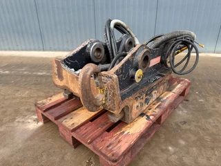OilQuick N/A 2010 - OQ80 - M318D / M320F / M322D / 320D / 320E / 323D image 1