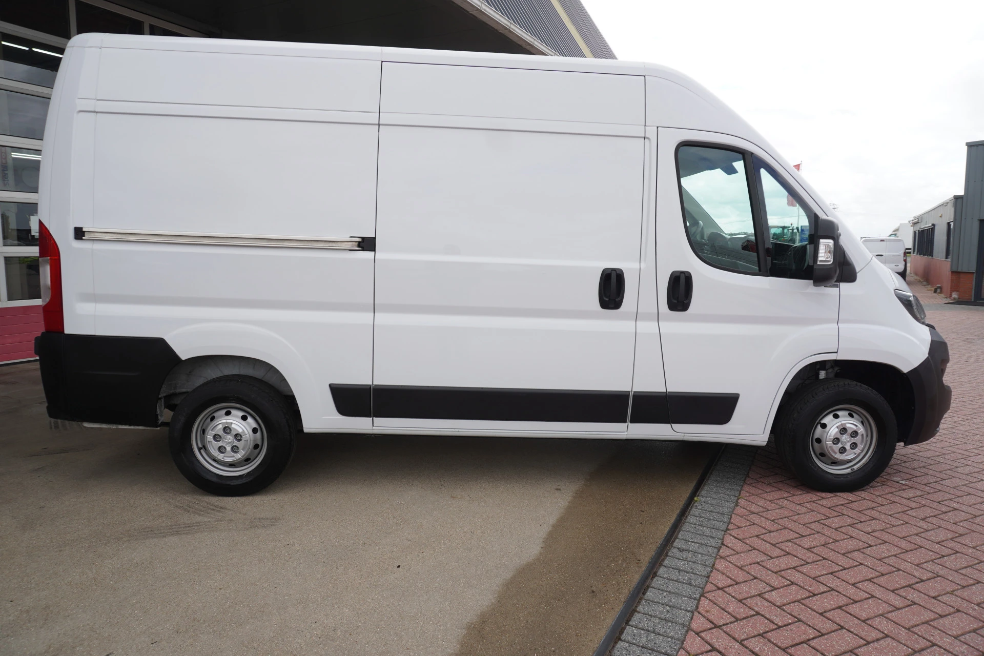 Peugeot Boxer 2023 - 2.2 BlueHDi 140PK L2H2 3.3t afbeelding 3