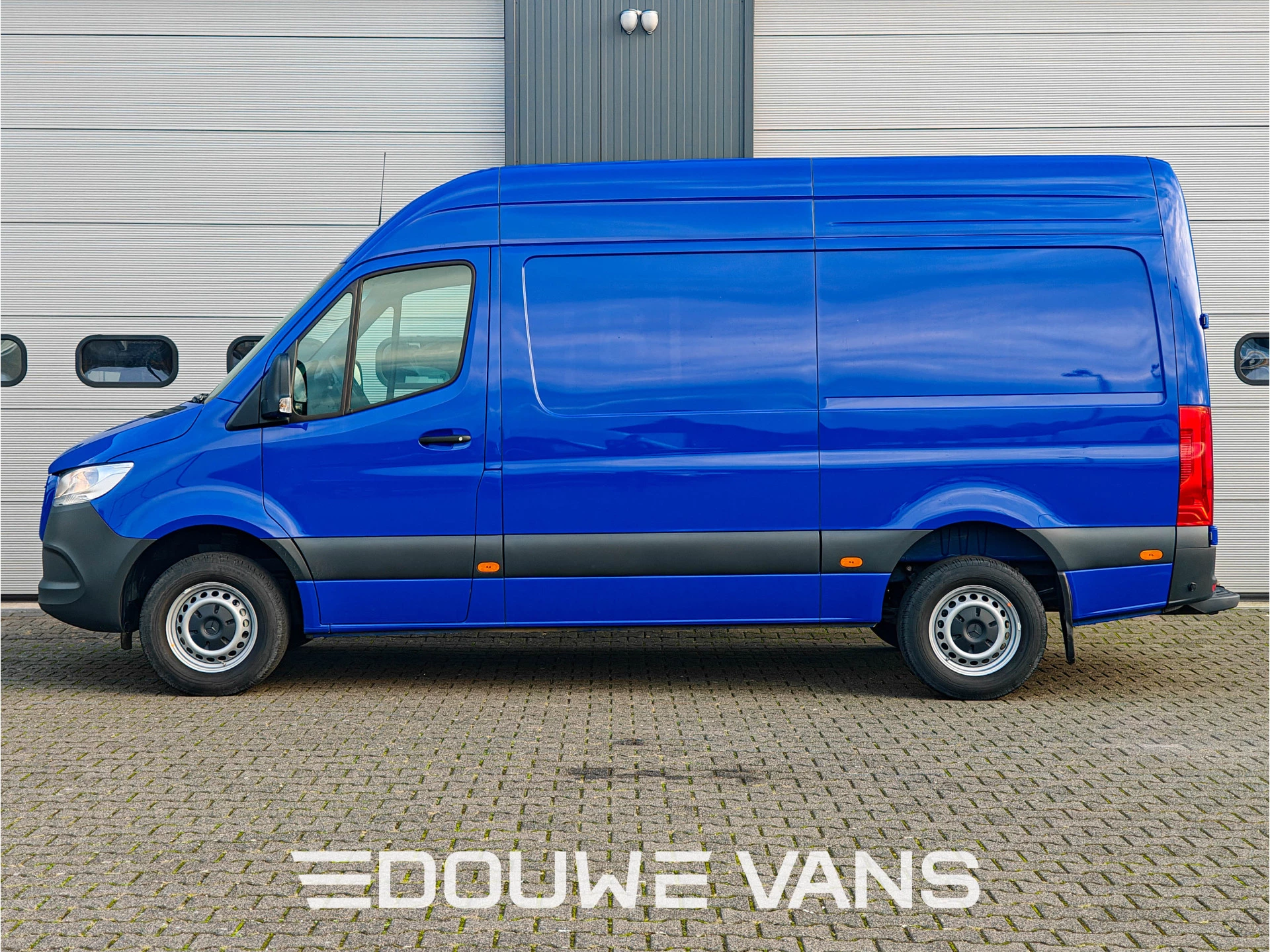 Mercedes-Benz Sprinter 2024 - L2 H2 Automaat 315 BLAUW MBUX DAB Trekhaak Bild 2