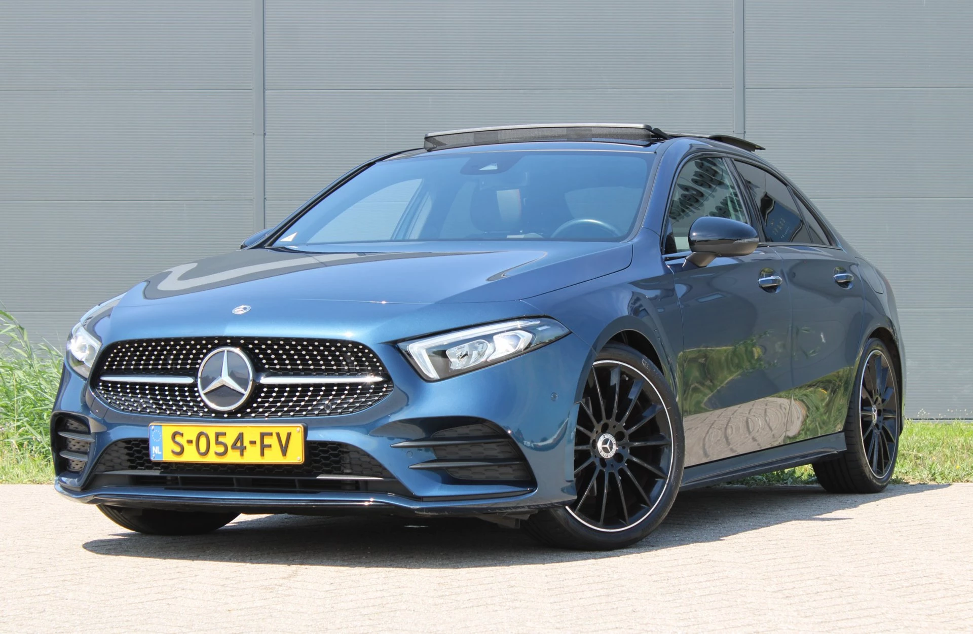 Mercedes-Benz A-Klasse 2023 - 180 AMG Line Panodak Sfeerlicht Keyless afbeelding 2