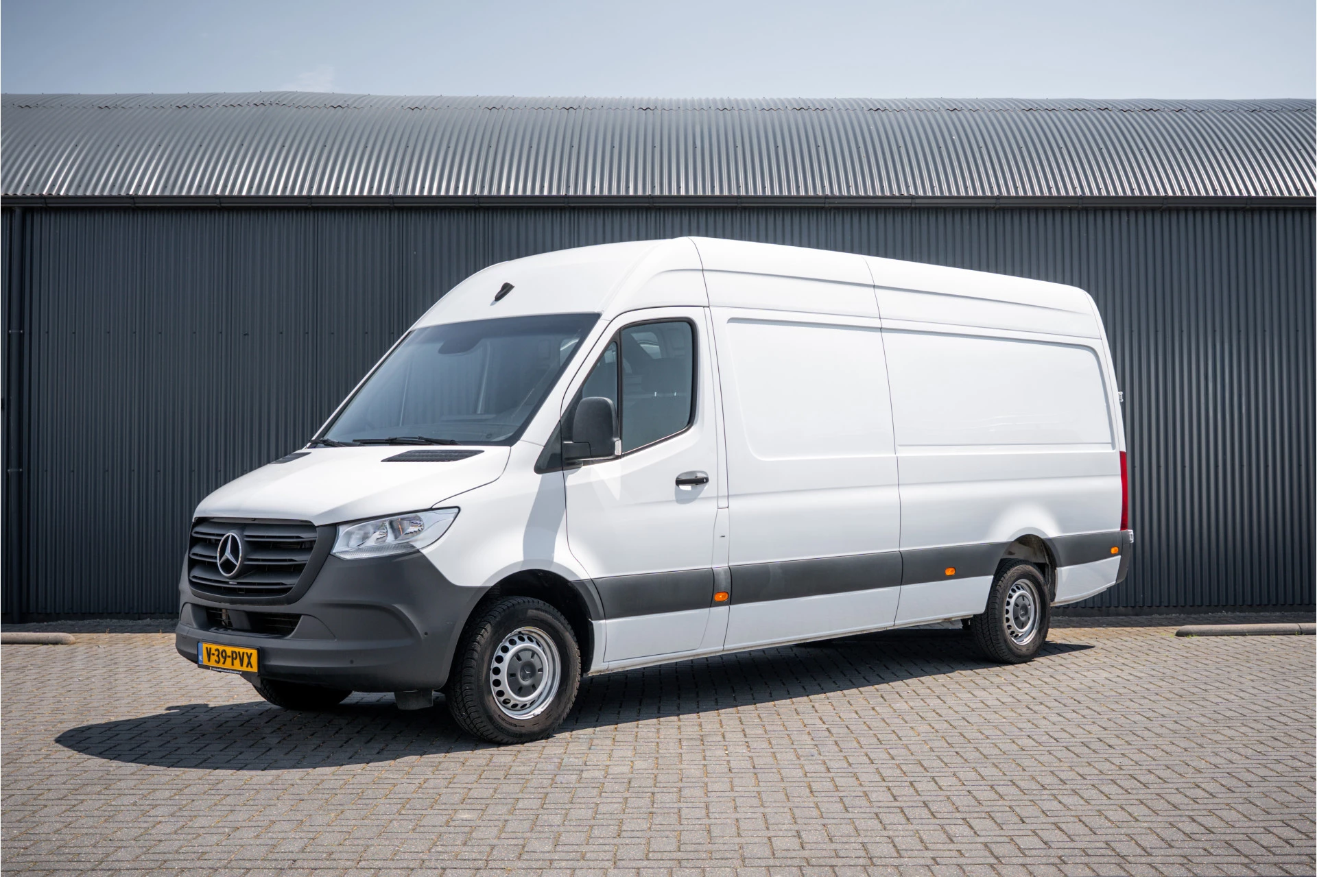 Mercedes-Benz Sprinter 2023 - 317 CDI L3H2 | 170 PK | Automaat | Camera | Mbux | Cruise | PDC | Trekhaak afbeelding 1