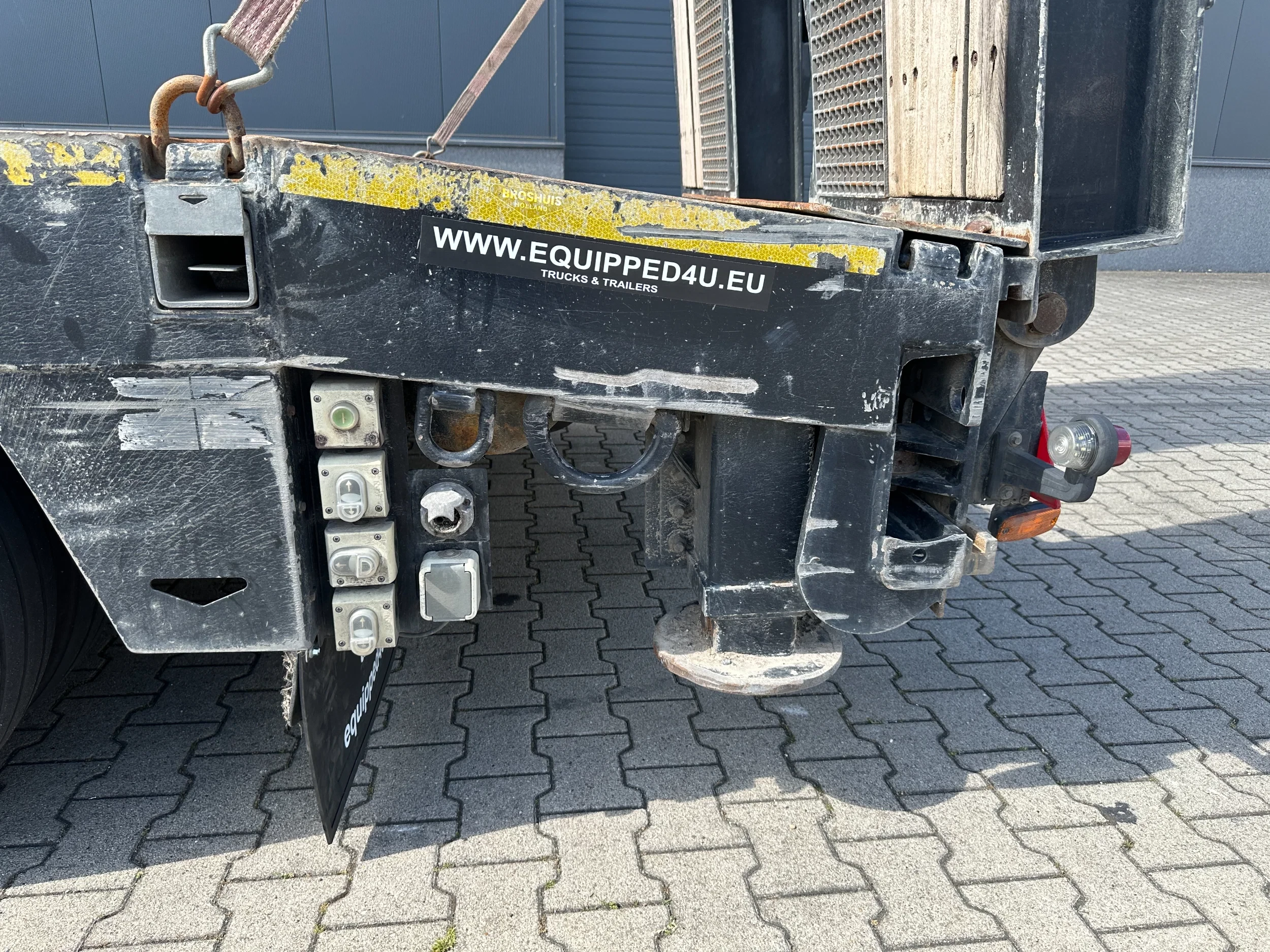 Broshuis 2017 - 3ABSD Lowloader 3-axle / GVW: 59.000kg / Neck: 23.000kg / hydraulic steering + ramps + loading table / 4.60m extendable / winch / liftaxle afbeelding 35