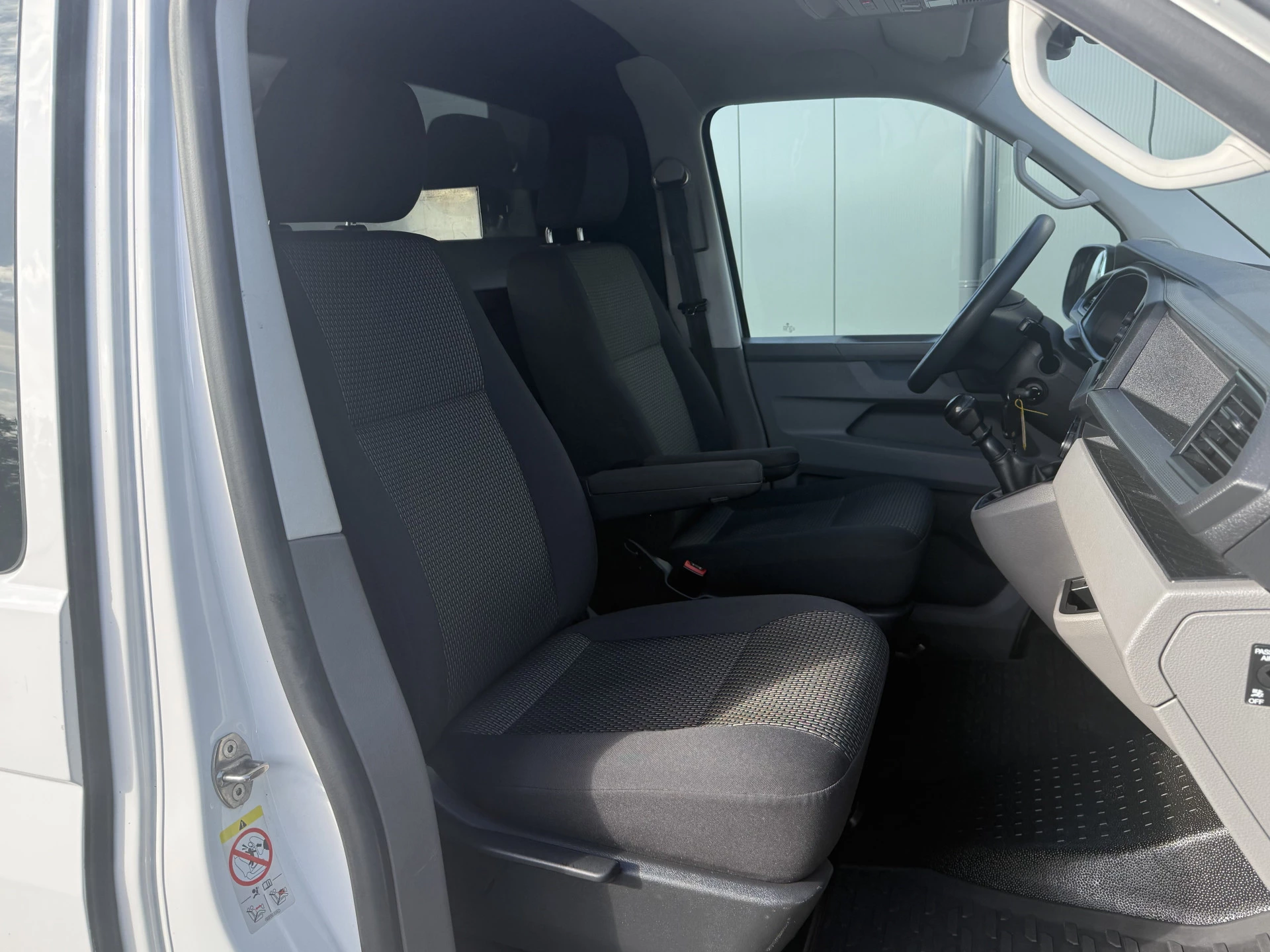 Volkswagen Transporter 2020 - 2.0 TDI 150 PK / L2H1 / 1e EIG. / ALUCA INRICHTING / TREKHAAK / IMPERIAAL / CRUISE / AIRCO / NAVI obrázek 6