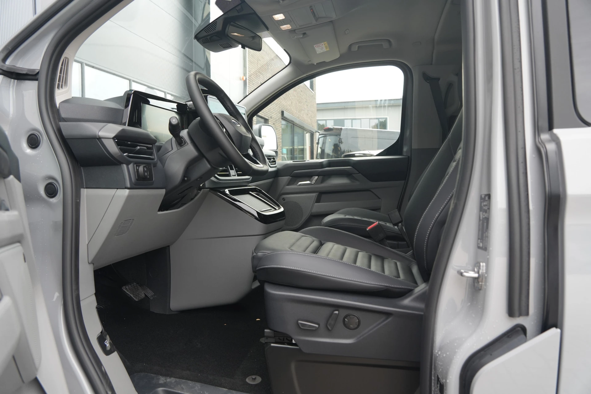 Ford Tourneo Custom 2026 - 340 2.5 PHEV L2H1 Titanium X 232pk | ACC | Pano | B&O | Elek. schuifdeuren | 360 camera | Elek-Trekhaak | Prijs excl. BTW | Rijklaar image 18