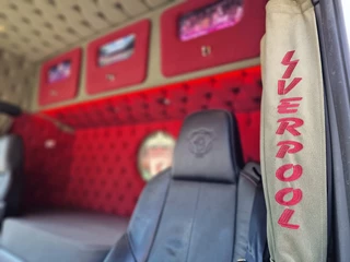 Scania R 2020 - R520 V8 NGS Lowroof 6x2 - Custom interior - Retarder - Full air - "Liverpool Edition" bild 46