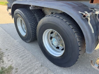 Renault 4 2006 - Kerax 410 8x4 Full steel - Manual - Euro - Big axles image 27