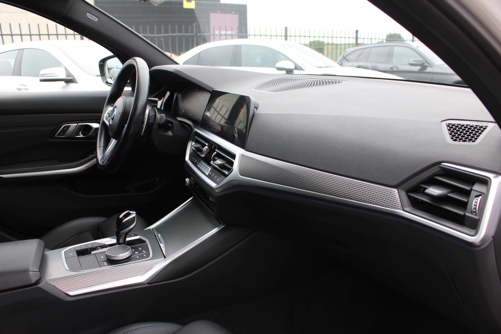 BMW 3 Series 2022 - Touring 330e High Executive M-SPORT SHADOW PANORAMADAK MEMORY 360-CAMERA KEY-LESS CARPLAY TREKHAAK obrázek 16