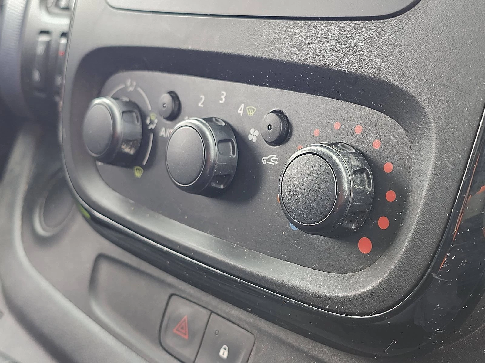 Opel Vivaro 2017 - 1.6 zdjęcie 10