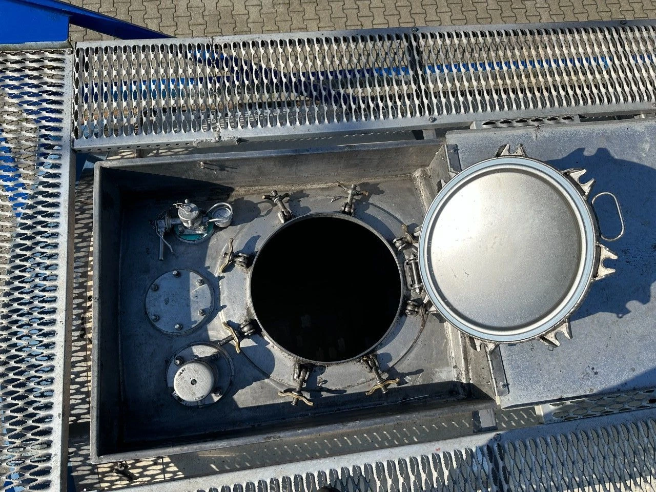 UBH INTERNATIONAL 2001 - 20FT ISO 22.500L / 3 comp (3x 7.500L) / IMO-1 / T7 / 22T6 / 2.5Y + CSC-test: 09-2028 immagine 34