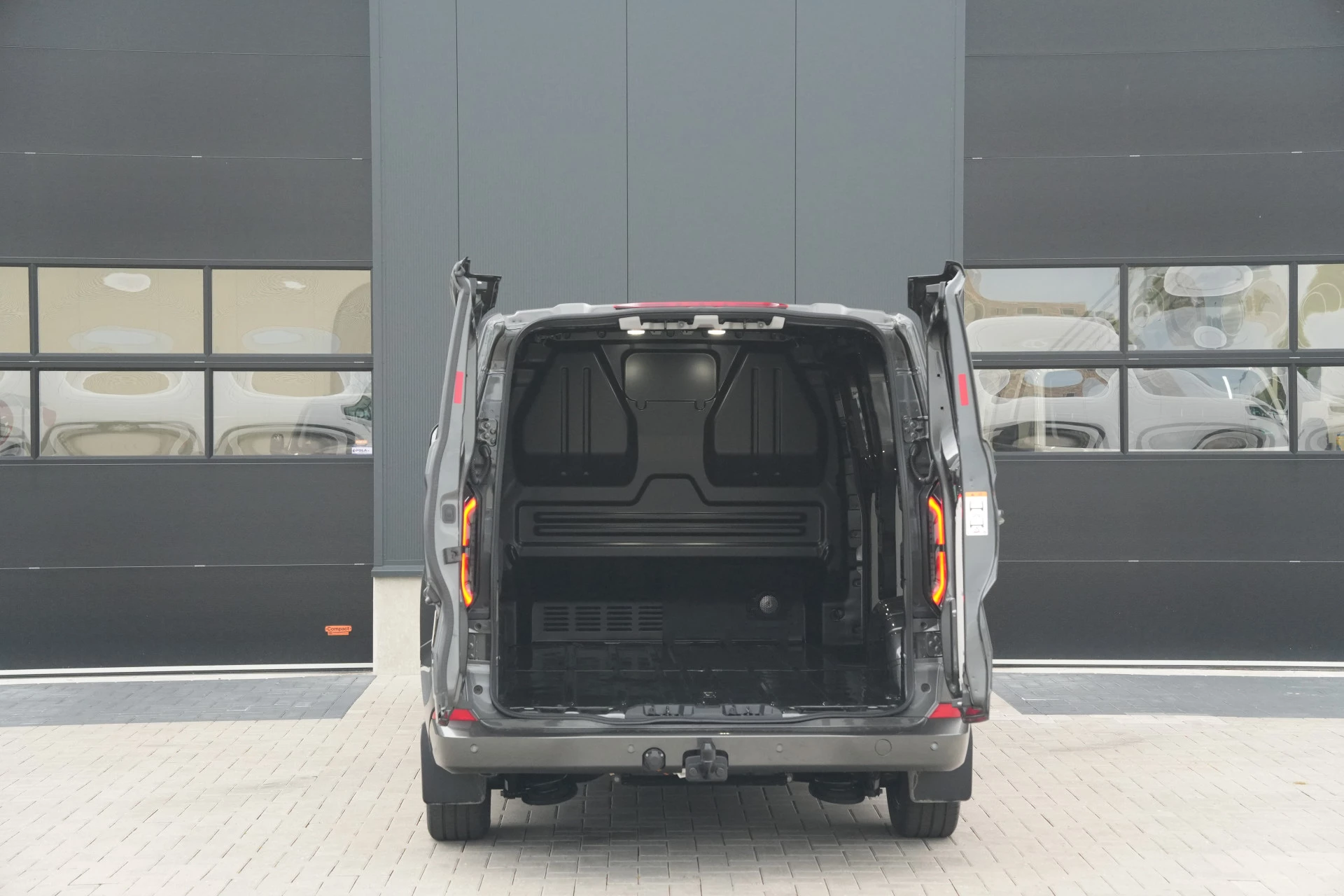 Ford E-Transit Custom 2026 - 340 L2H1 Limited 71 kWh 218pk - AGR Bestuurdersstoel - Trekhaak - ACC - B&O - Navi - Stoel/Stuurverwarming - 360 Camera - Blindspot - Rijklaar Bild 7